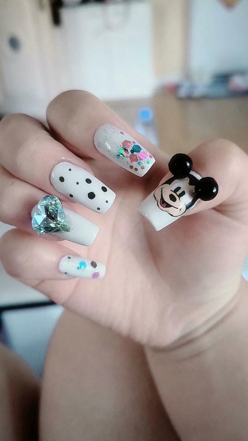 59+ mẫu nail chuột Mickey dễ thương, nổi bật cho nàng mê hoạt hình 10 Mau Mong Ve Chuot Mickey Dinh Da Don Gian