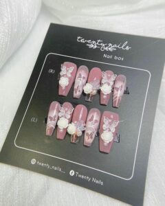Xu hướng mẫu nail tiểu thư phong cách Hàn Quốc 2025 26 Mau Nail Dinh Charm Xinh Xan Tieu Thu