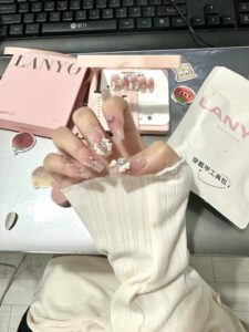 Xu hướng mẫu nail tiểu thư phong cách Hàn Quốc 2025 13 Mau Nail Dinh No Tieu Thu Banh Beo 768x1024