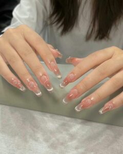 Xu hướng mẫu nail tiểu thư phong cách Hàn Quốc 2025 35 Mau Nail Mat Meo Kim Cuong Tieu Thu