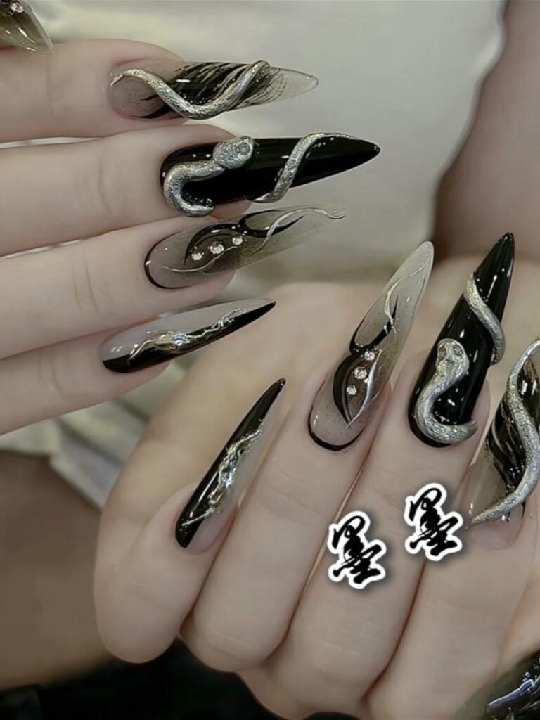 40+ Mẫu Nail Con Rắn Đẹp – Quyến Rũ, Cá Tính Và Thần Bí 6 Mau Nail Mau Den Desgin Ran Noi Ntrasng Guong Ma Mi 768x1024 (1)