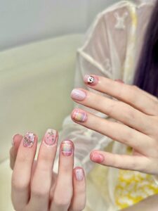 Xu hướng mẫu nail tiểu thư phong cách Hàn Quốc 2025 39 Mau Nail Mong Ngan De Thuong Cho Tieu Thu