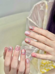 Xu hướng mẫu nail tiểu thư phong cách Hàn Quốc 2025 15 Mau Nail Mong Ngan De Thuong Cho Tieu Thu 768x1024