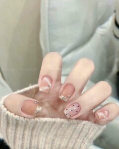 Xu hướng mẫu nail tiểu thư phong cách Hàn Quốc 2025 33 Mau Nail Mong Ngan Don Gian Tieu Thu