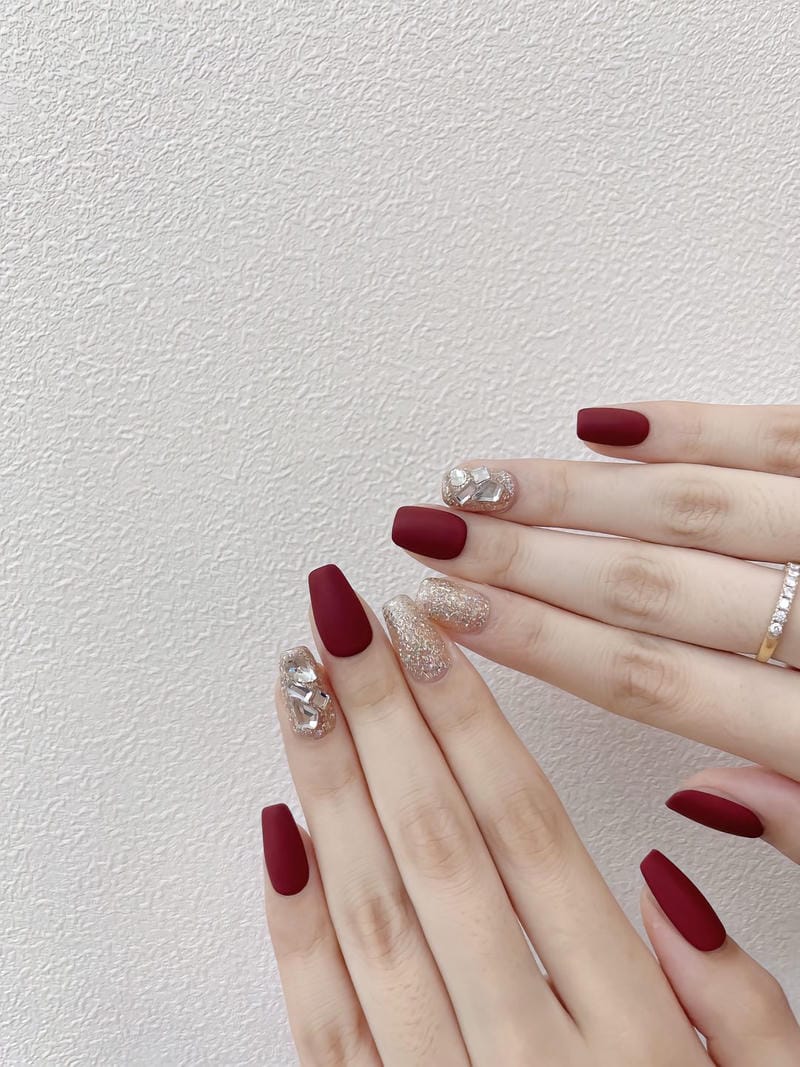 20 mẫu nail nhám cá tính, sang chảnh cho nàng hiện đại 3 Mau Nail Nham Tone Do Ket Hop Dinh Da