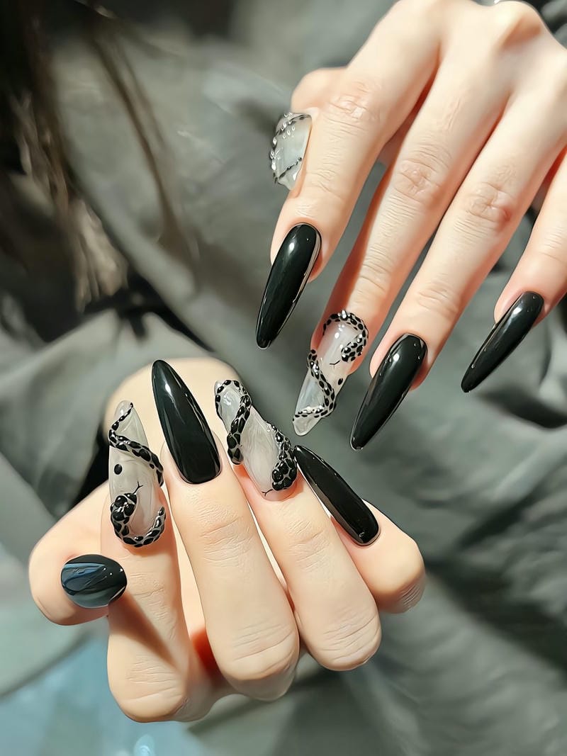 40+ Mẫu Nail Con Rắn Đẹp – Quyến Rũ, Cá Tính Và Thần Bí 23 Mau Nail Ran Noi Den Form Nhon (1)