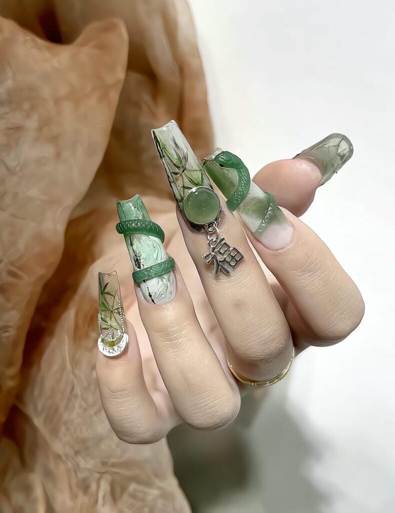 40+ Mẫu Nail Con Rắn Đẹp – Quyến Rũ, Cá Tính Và Thần Bí 7 Mau Nail Ran Noi Dinh Charm Ngoc Xinh Xan 790x1024 (1)