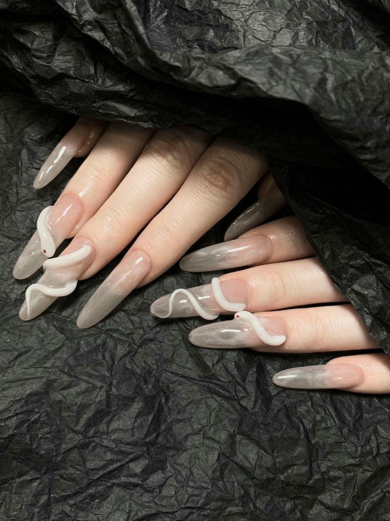 40+ Mẫu Nail Con Rắn Đẹp – Quyến Rũ, Cá Tính Và Thần Bí 20 Mau Nail Ran Noi Mau Trang Form Tron Nhon (1)