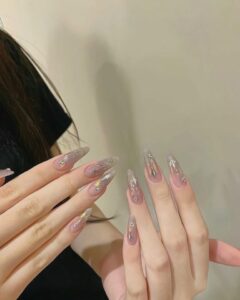 Xu hướng mẫu nail tiểu thư phong cách Hàn Quốc 2025 9 Mau Nail Tieu Thu Desgin Dep 768x960