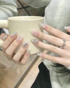 Xu hướng mẫu nail tiểu thư phong cách Hàn Quốc 2025 10 Mau Nail Tieu Thu Dinh Da Dep 768x960