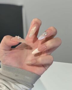 Xu hướng mẫu nail tiểu thư phong cách Hàn Quốc 2025 4 Mau Nail Tieu Thu Dinh Da Nhe Nhang 768x960