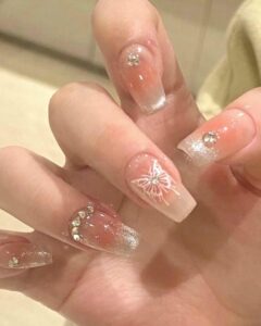 Xu hướng mẫu nail tiểu thư phong cách Hàn Quốc 2025 11 Mau Nail Tieu Thu Dinh Da Nhe Nhang Dep 768x960