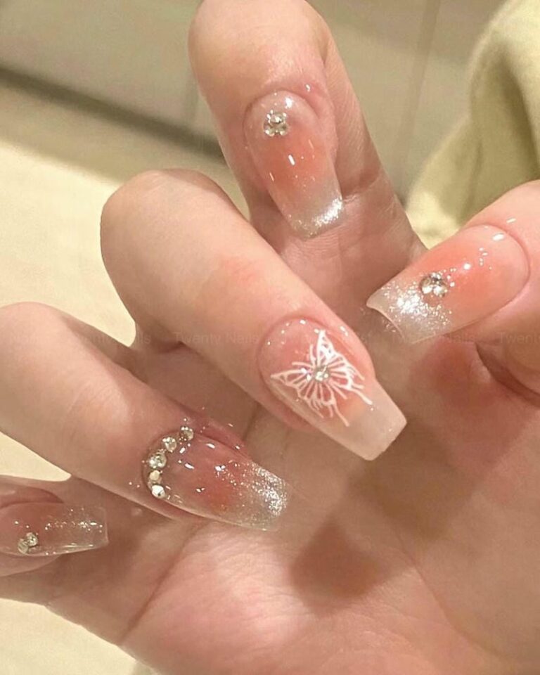 Xu hướng mẫu nail tiểu thư phong cách Hàn Quốc 2025 2 Mau Nail Tieu Thu Dinh Da Nhe Nhang Dep 768x960