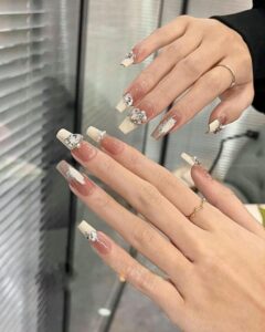 Xu hướng mẫu nail tiểu thư phong cách Hàn Quốc 2025 5 Mau Nail Tieu Thu Dinh Da Sang Chanh Dep 768x960