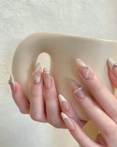 Xu hướng mẫu nail tiểu thư phong cách Hàn Quốc 2025 6 Mau Nail Tieu Thu Don Gian Form Tron 768x960