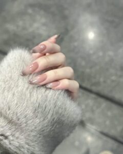 Xu hướng mẫu nail tiểu thư phong cách Hàn Quốc 2025 12 Mau Nail Tieu Thu Mau Thach Don Gian 768x960