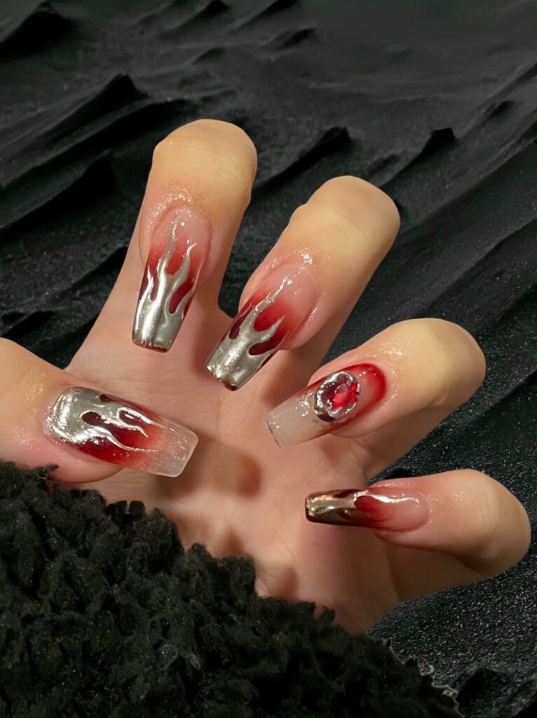 20+ mẫu nail ngọn lửa độc đáo, cá tính cực cháy cho nàng phá cách 14 Mau Nail Ve Ngon Lua Ket Hop Dinh Charm 766x1024