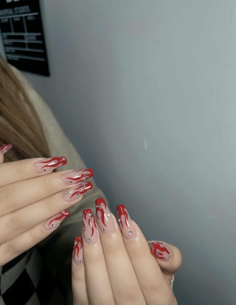 20+ mẫu nail ngọn lửa độc đáo, cá tính cực cháy cho nàng phá cách 9 Mau Nail Ve Ngon Lua Ket Hop Dinh Da Don Gian 768x989