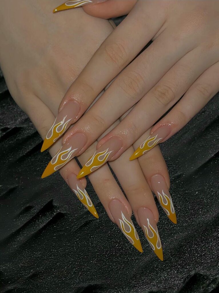 20+ mẫu nail ngọn lửa độc đáo, cá tính cực cháy cho nàng phá cách 15 Mau Nail Ve Ngon Lua Mau Vang Form Nhon 766x1024