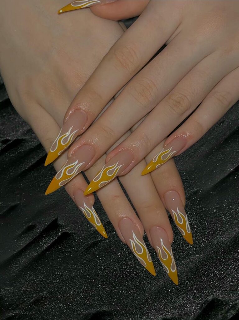 20+ mẫu nail ngọn lửa độc đáo, cá tính cực cháy cho nàng phá cách 21 Mau Nail Ve Ngon Lua Mau Vang Form Nhon 768x1026