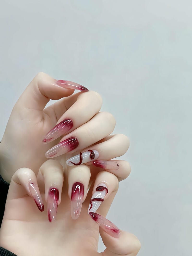 40+ Mẫu Nail Con Rắn Đẹp – Quyến Rũ, Cá Tính Và Thần Bí 25 Mau Nail Ve Ran Do Ket Hop Hieu Ung Ombre (1)