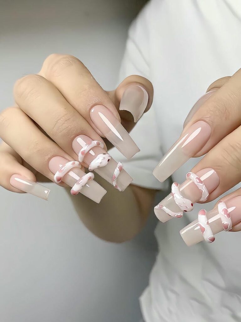 40+ Mẫu Nail Con Rắn Đẹp – Quyến Rũ, Cá Tính Và Thần Bí 3 Mau Nail Ve Ran Noi Hoa Tiet Dang Yeu 768x1024 (1)