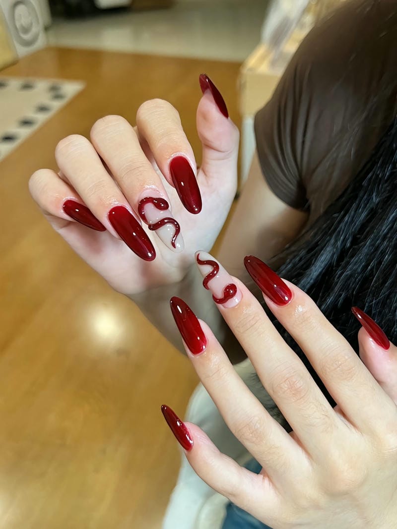 40+ Mẫu Nail Con Rắn Đẹp – Quyến Rũ, Cá Tính Và Thần Bí 4 Mau Nail Ve Ran Noi Ma Do Thach Noi Bat (1)