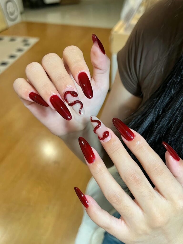 40+ Mẫu Nail Con Rắn Đẹp – Quyến Rũ, Cá Tính Và Thần Bí 10 Mau Nail Ve Ran Noi Ma Do Thach Noi Bat 768x1024 (1)