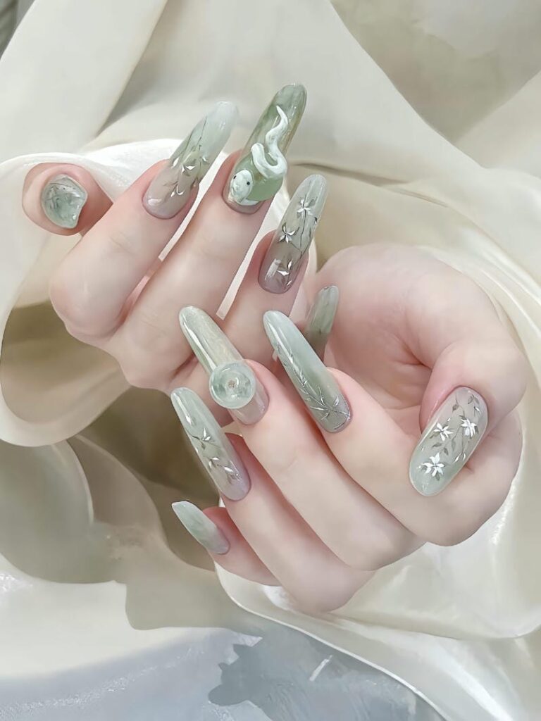 40+ Mẫu Nail Con Rắn Đẹp – Quyến Rũ, Cá Tính Và Thần Bí 5 Nail Ran Mau Xanh Ngoc Dep 768x1024 (1)
