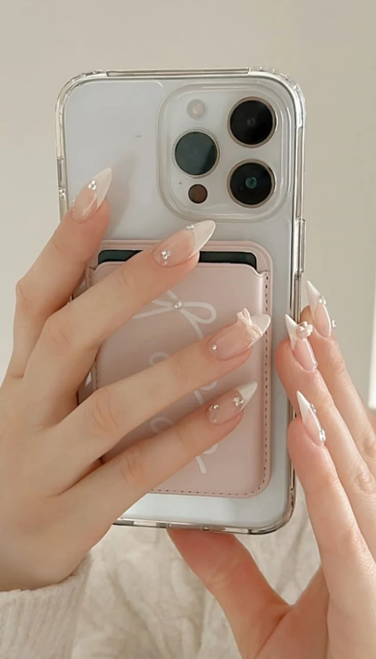 50+ Mẫu nail Tay kỷ yếu hot trend đẹp nhất năm 2025 14 Nail Ky Yeu 13 768x1345