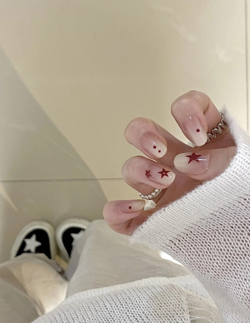50+ Mẫu nail Tay kỷ yếu hot trend đẹp nhất năm 2025 9 Nail Ky Yeu 25
