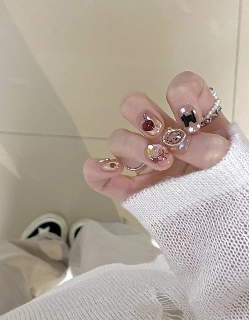 50+ Mẫu nail Tay kỷ yếu hot trend đẹp nhất năm 2025 5 Nail Ky Yeu 31 797x1024