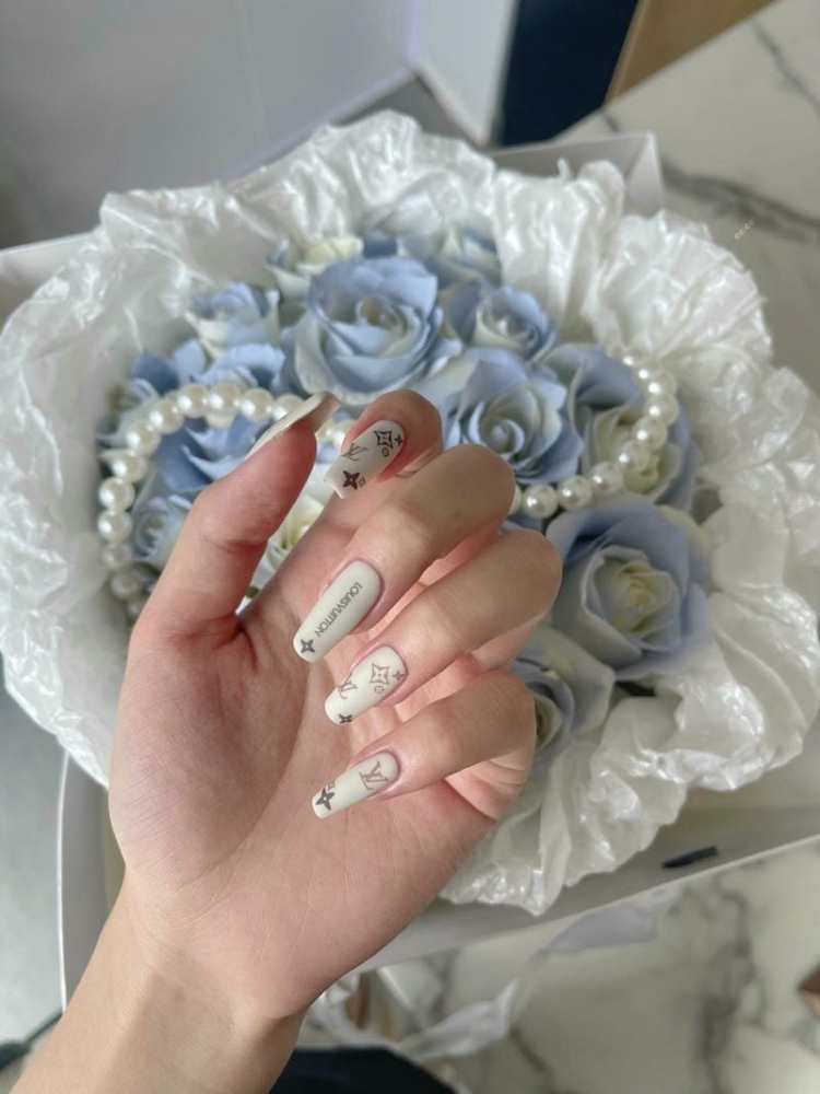Mẫu nail LV sang chảnh được các nàng yêu thích nhất 2025 Anh Mau Nail Lv Mau Trang Don Gian Nhung Khong Kem Phan Sang Chanh