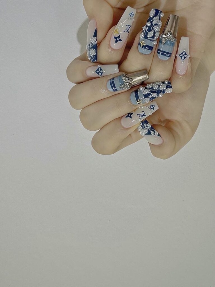 Mẫu nail LV sang chảnh được các nàng yêu thích nhất 2025 Anh Mau Nail Lv Tong Xanh Duong Design Cau Ky Sang Trong 768x1024