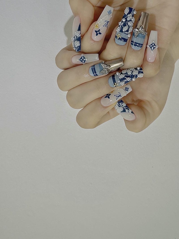 Mẫu nail LV sang chảnh được các nàng yêu thích nhất 2025 Anh Mau Nail Lv Tong Xanh Duong Design Cau Ky Sang Trong