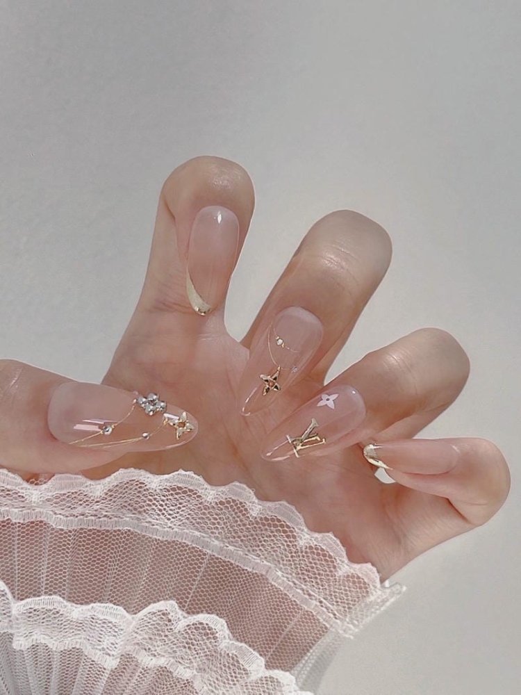 Mẫu nail LV sang chảnh được các nàng yêu thích nhất 2025 Anh Mau Nail Son Nude Thach Ket Hop Charm Lv Sang Chanh