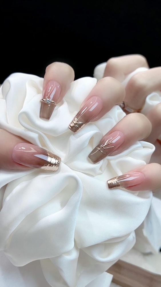 Mẫu nail LV sang chảnh được các nàng yêu thích nhất 2025 Anh Nail Ombre Mau Nau Thach Hoah Tiet Lv Trang Guong Sang Chanh 768x1365