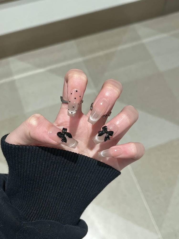 Top 10 mẫu nail chấm bi trẻ trung, sang chảnh hot nhất hiện nay 3 Mau Mong Cham Bi Ket Hop Dinh No Xinh Xan
