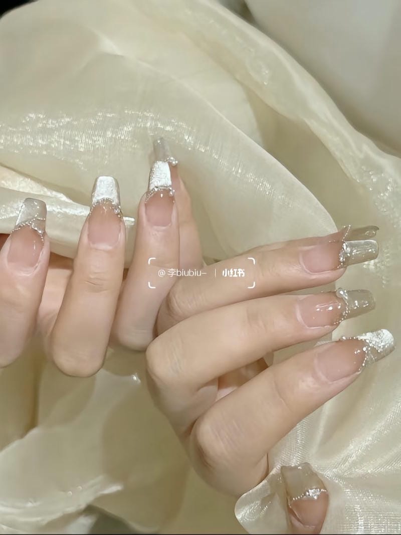 Mẫu Nail Màu Bạc 50+ Thiết Kế Sang Trọng & Cuốn Hút 2025 Mau Mong Nhu Bac Gan Da Nhe Nhang