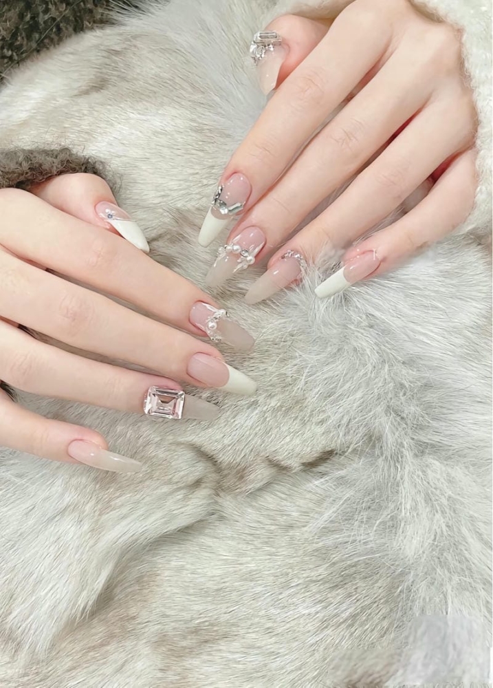 Top những mẫu nail móng thang vuông hiện đại sắc sảo, tôn dáng tay 11 Mau Mong Thang French Dau Mong Trang Nhe Nhang