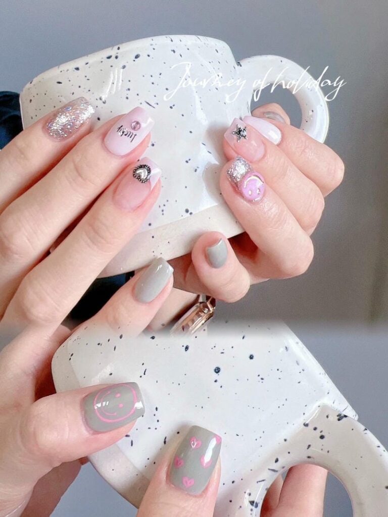 Mẫu nail mặt cười đẹp, dễ thương: Gợi ý hot trend năm 2025 Mau Mong Ve Mat Cuoi Ket Hop Dinh Charm 768x1024
