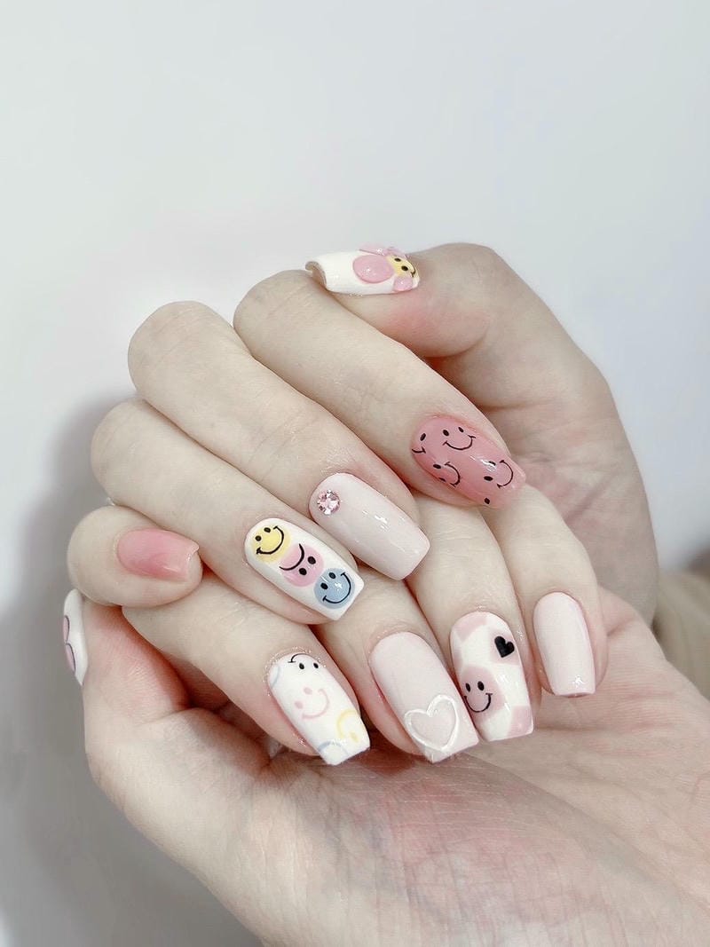 Mẫu nail mặt cười đẹp, dễ thương: Gợi ý hot trend năm 2025 Mau Mong Ve Mat Cuoi Tone Trang Hong Ton Da
