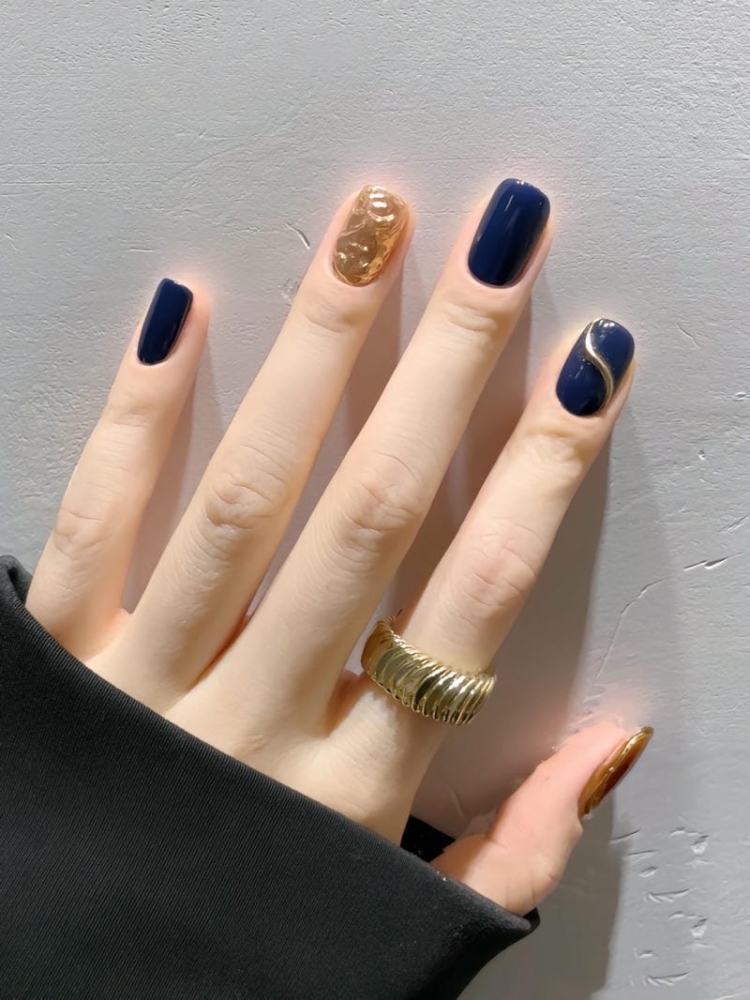 20+ Mẫu nail màu xanh coban sành điệu sang chảnh cho các nàng 6 Mau Mong Xanh Coban Ket Hop Trang Guong