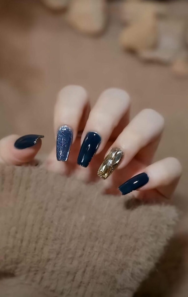 20+ Mẫu nail màu xanh coban sành điệu sang chảnh cho các nàng 16 Mau Mong Xanh Coban Mix Mau Xinh Xan 768x1212