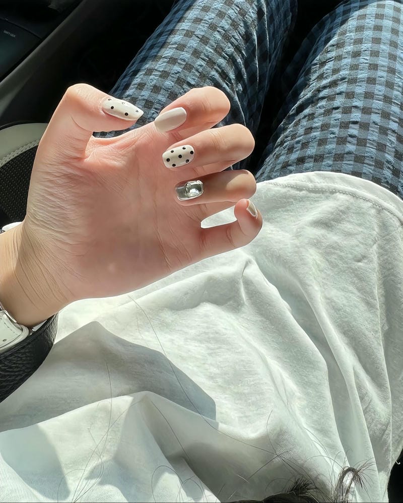 Top 10 mẫu nail chấm bi trẻ trung, sang chảnh hot nhất hiện nay 4 Mau Nail Cham Bi Den Trang