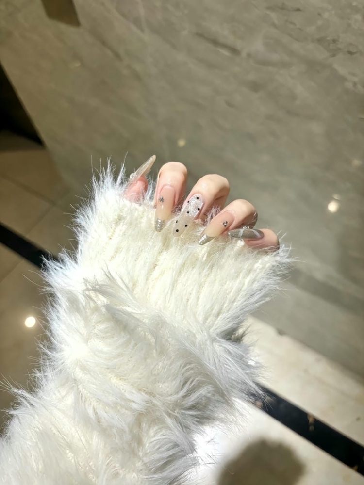 Top 10 mẫu nail chấm bi trẻ trung, sang chảnh hot nhất hiện nay 7 Mau Nail Cham Bi Don Gian