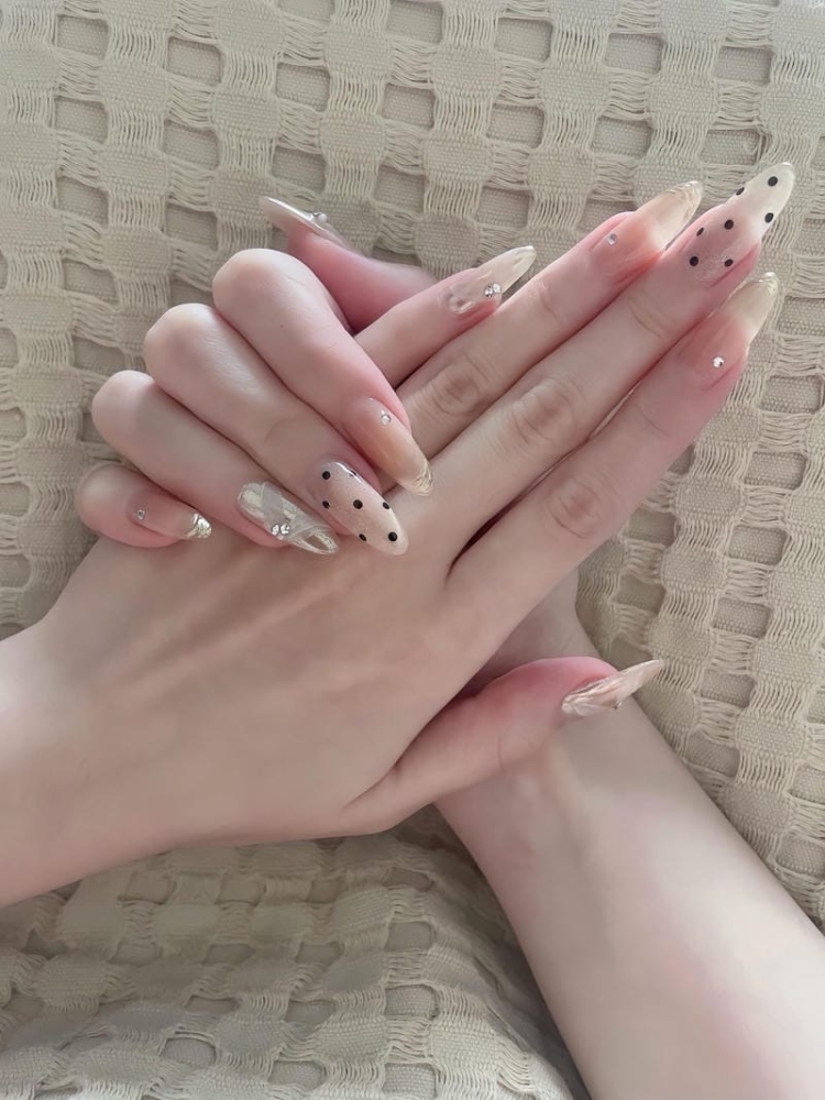 Top 10 mẫu nail chấm bi trẻ trung, sang chảnh hot nhất hiện nay 10 Mau Nail Cham Bi Form Tron Nhon