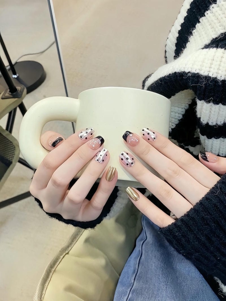 Top 10 mẫu nail chấm bi trẻ trung, sang chảnh hot nhất hiện nay 11 Mau Nail Cham Bi Form Vuong Ngan