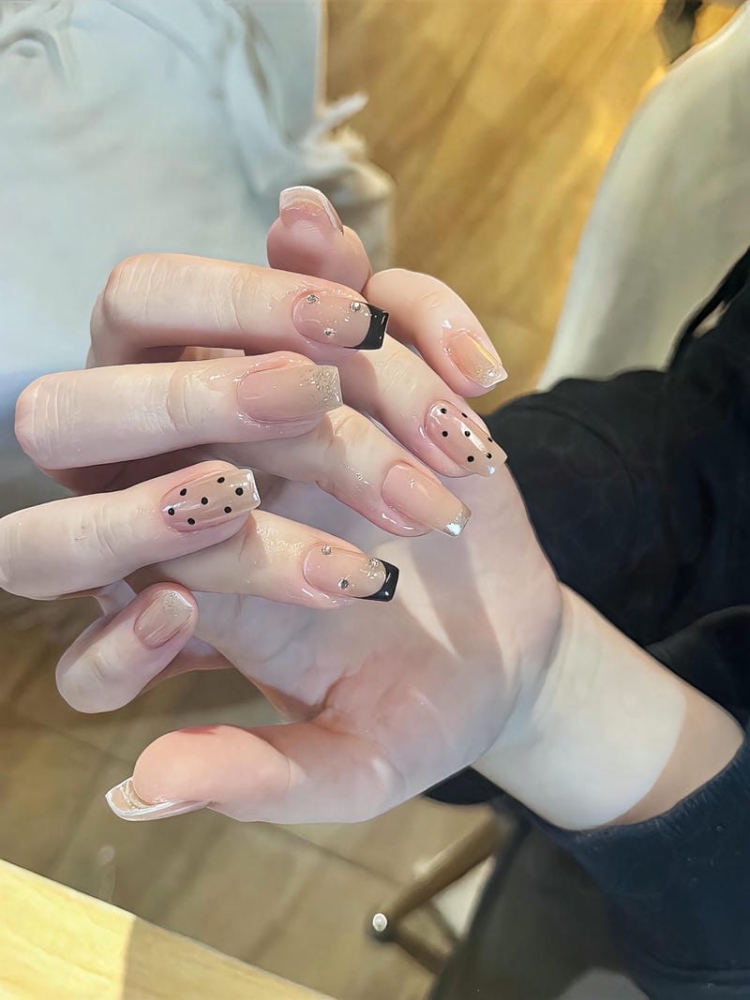 Top 10 mẫu nail chấm bi trẻ trung, sang chảnh hot nhất hiện nay 12 Mau Nail Cham Bi Ket Hop French Dau Mong Den