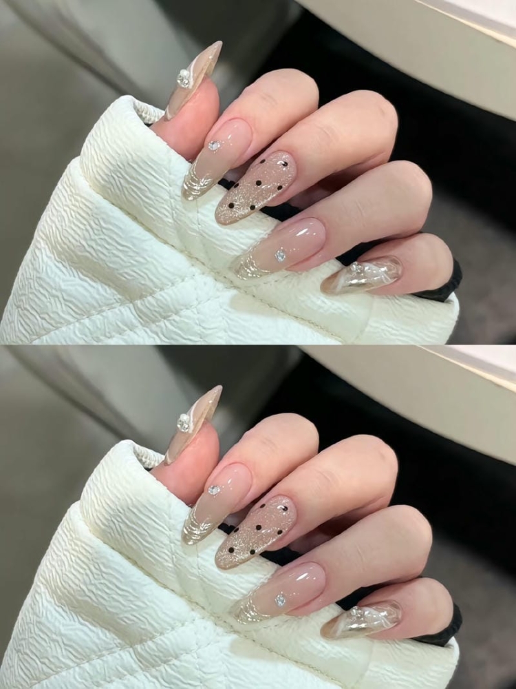 Top 10 mẫu nail chấm bi trẻ trung, sang chảnh hot nhất hiện nay 13 Mau Nail Cham Bi Ket Hop Mat Meo Kim Cuong